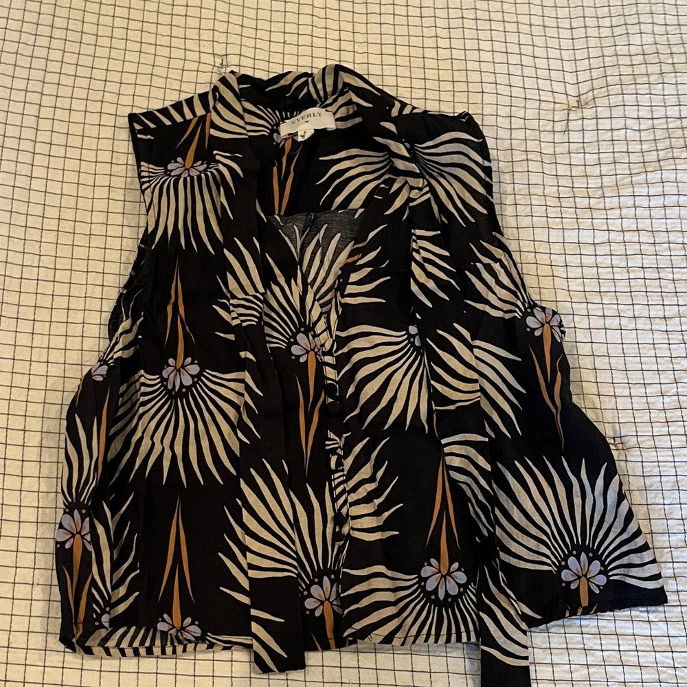 Black and White Linen-like Patterned Sleeveless Top